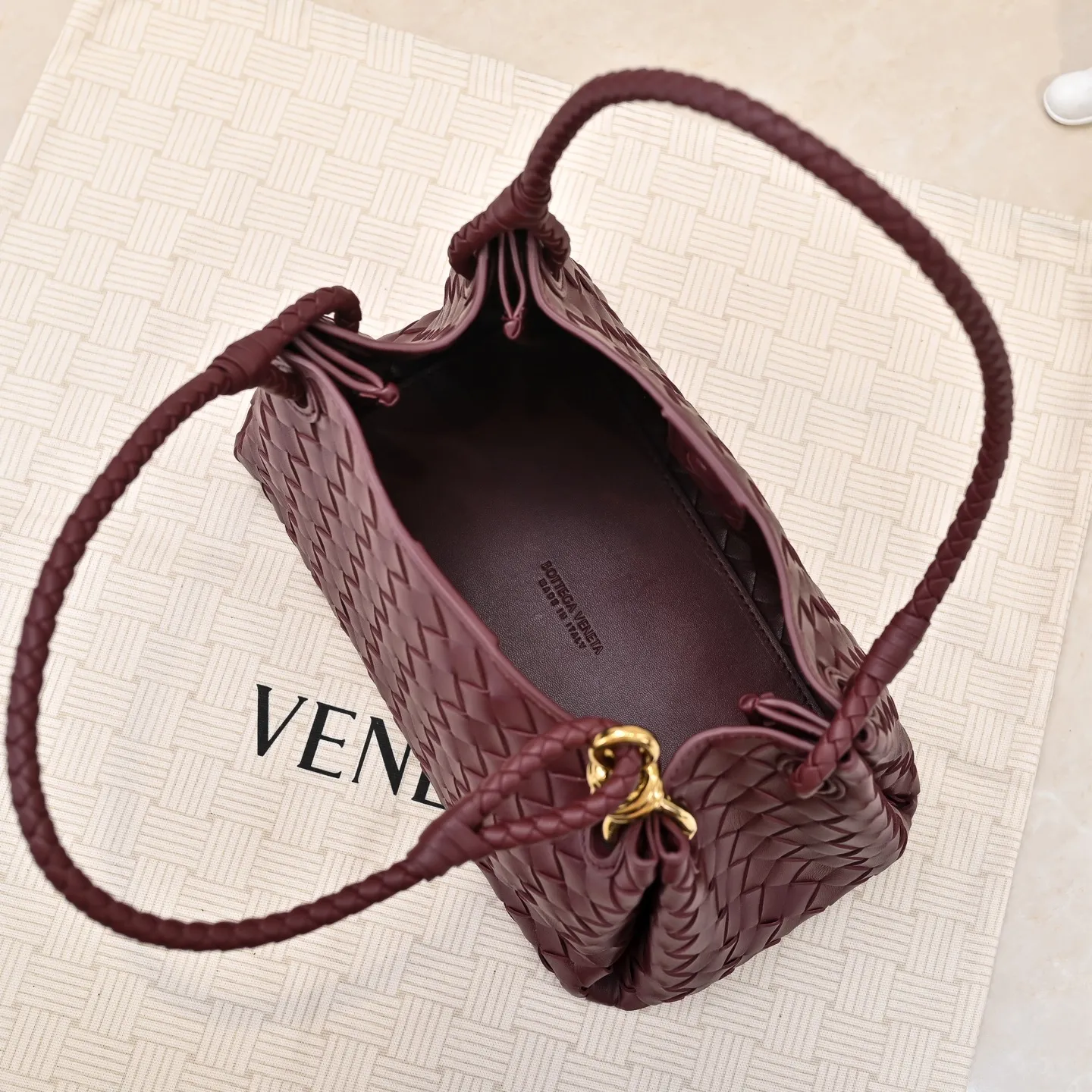 Batch 2060 BOTTEGA VENETA 2025 Autumn New Product Medium Parachuta The long-awaited new medium parachuta is here, with a unique appearance and iconic metal knots, and a whole piece of leather folds the four corners into a parachute shape! The exquisite Knot metal buckle is like putting jewelry on a bag. It is high-end and elegant. Its super capacity can hold all your things! The overall effect of this bag is very different from before. It is neither too delicate to provide a large capacity nor too bulky because of its practicality. It simply provides a perfectly suitable bag for casual and simple people👜 Style number: 5921 Size: 29.5*18.5*17.5cm